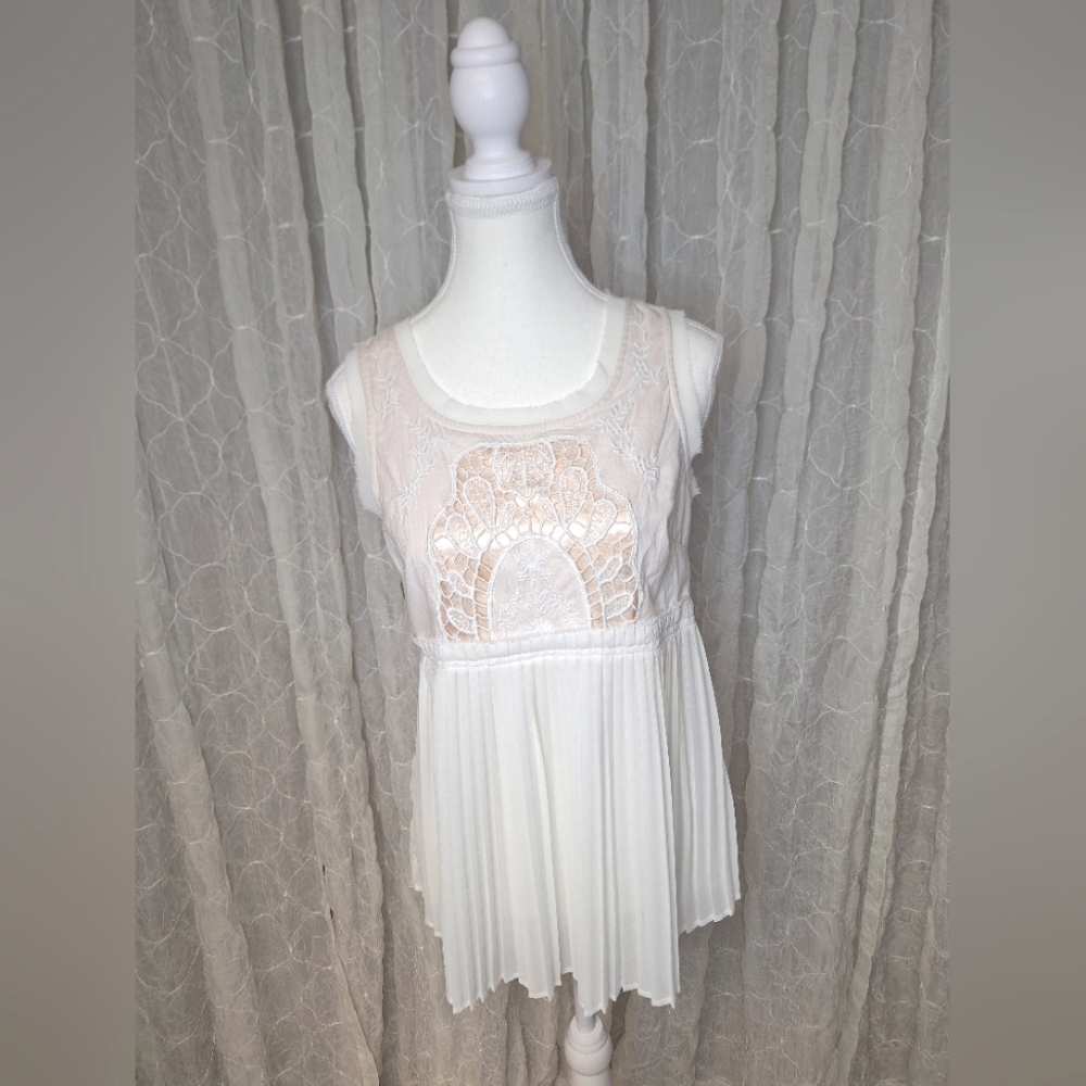 American Eagle Boho Crochet Lace Embroidered Accordion Pleat Keyhole Tank SP